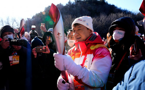 Джеки Чан пронес олимпийский огонь по Великой Китайской стене