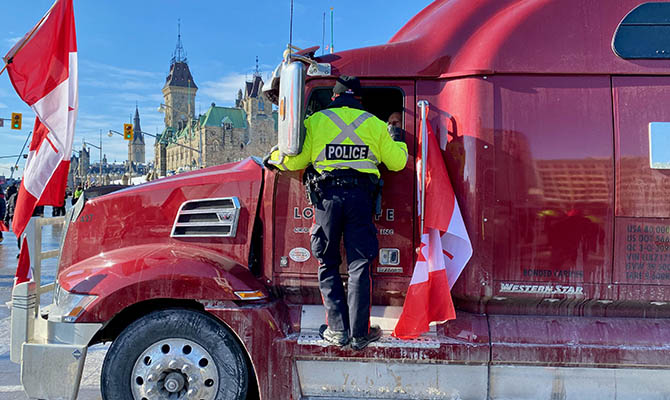 В столице Канады вводят режим ЧП из-за протестующих дальнобойщиков