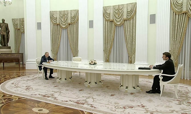 СМИ узнали, почему между Макроном и Путиным поставили большой стол