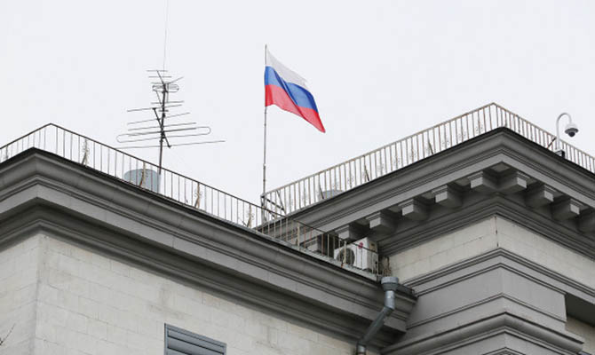 Российское посольство в Киеве спустило флаги