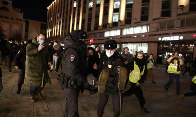 На антивоенных акциях в Москве и Петербурге задержали десятки человек