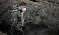 Зеленский ввел в Украине военное положение