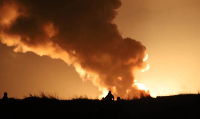 Под Васильковом из-за боев не могут начать тушение пожара на нефтебазе