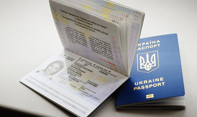 ДПСУ: Для перетину кордону закордонний паспорт має бути наявним фізично