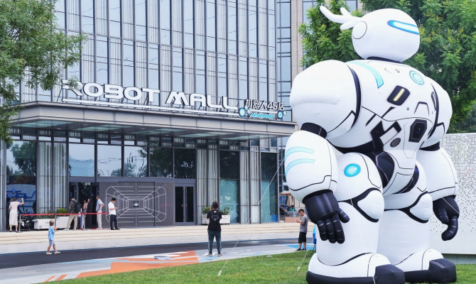 У Пекіні запрацював перший у Китаї повномасштабний торговельний центр, повністю присвячений роботам