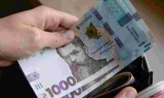 Середня заробітна плата штатного працівника в Україні знизилася на 1,1%